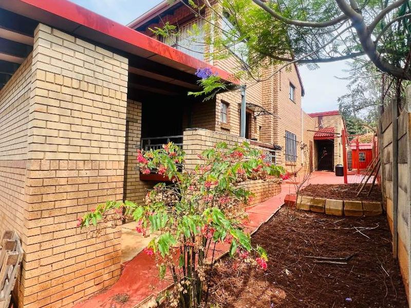 4 Bedroom 2 Bathroom House for Sale in Danville - Photo 2