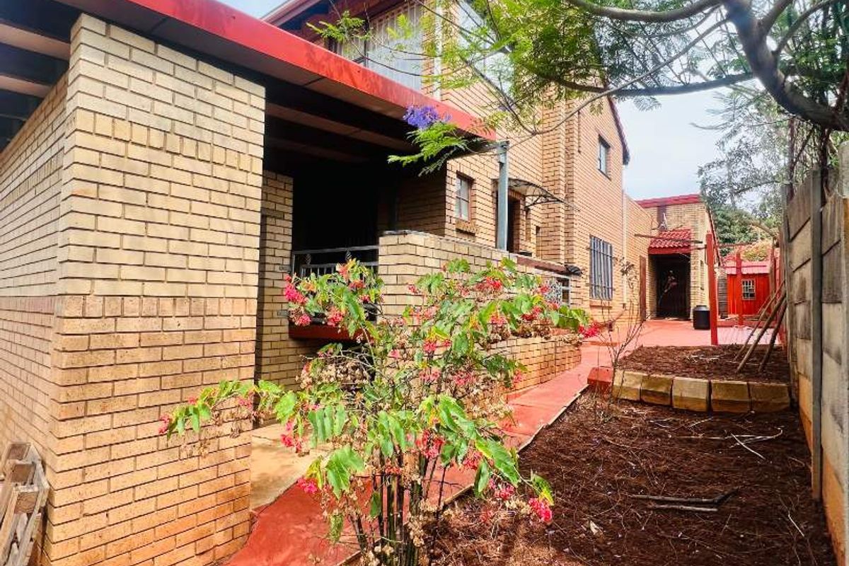 4 Bedroom 2 Bathroom House for Sale in Danville - Photo 2