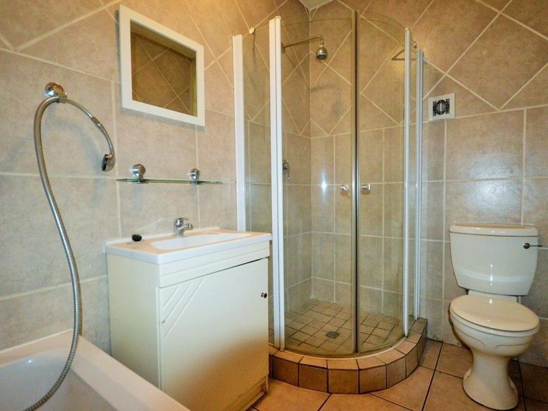 Bright open-plan living with sleek finishes in Alberton North - Photo 9