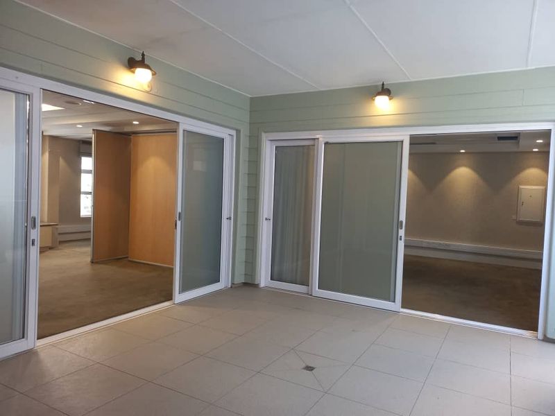 A GRADE OFFICES TO LET - Photo 7