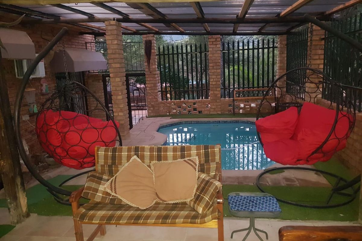 **Charming Corner Stand Home with Luxurious Amenities** - Photo 3