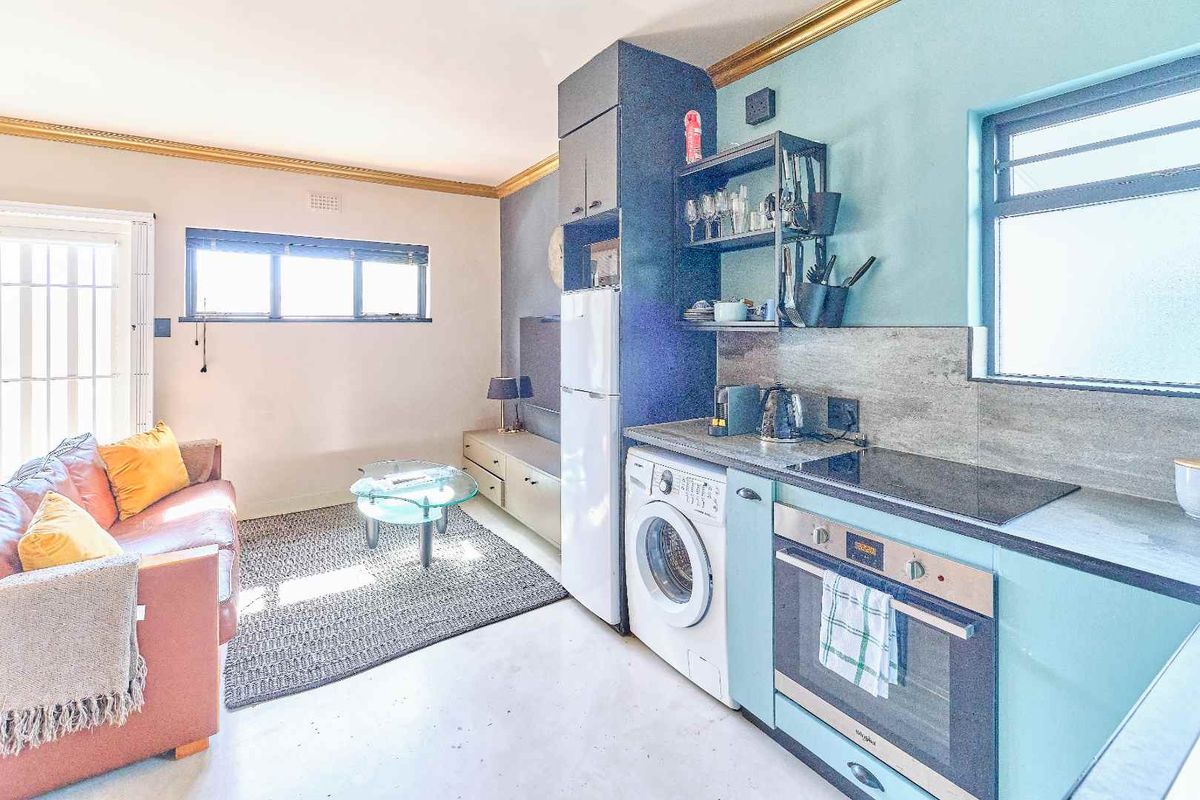 AN ABSOLUTE WINNER - PARKING BAY INCLUDED - Photo 2