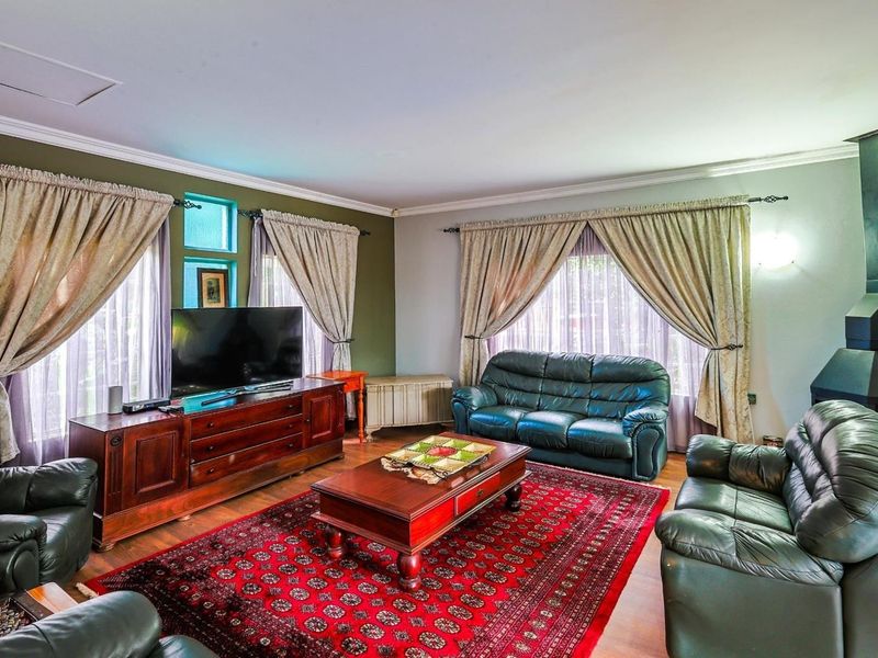 FOUR BEDROOM FAMILY HOME WITH TIMELESS CHARM IN MORELETA PARK - Photo 7