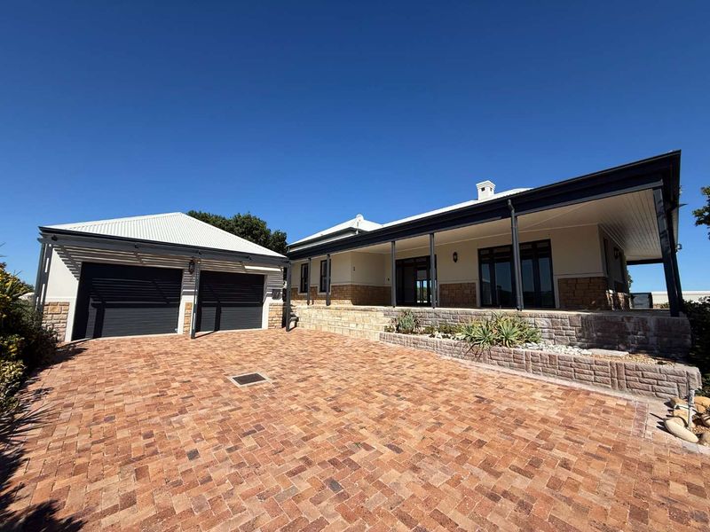 Single family home with spectacular sea views - Photo 2