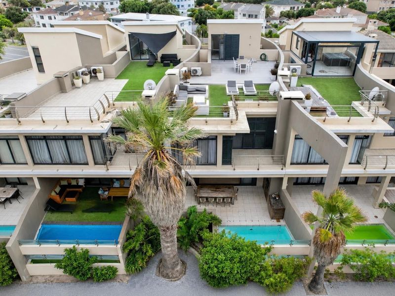 Three-Storey Home in Gated Complex at the Beach - Photo 2