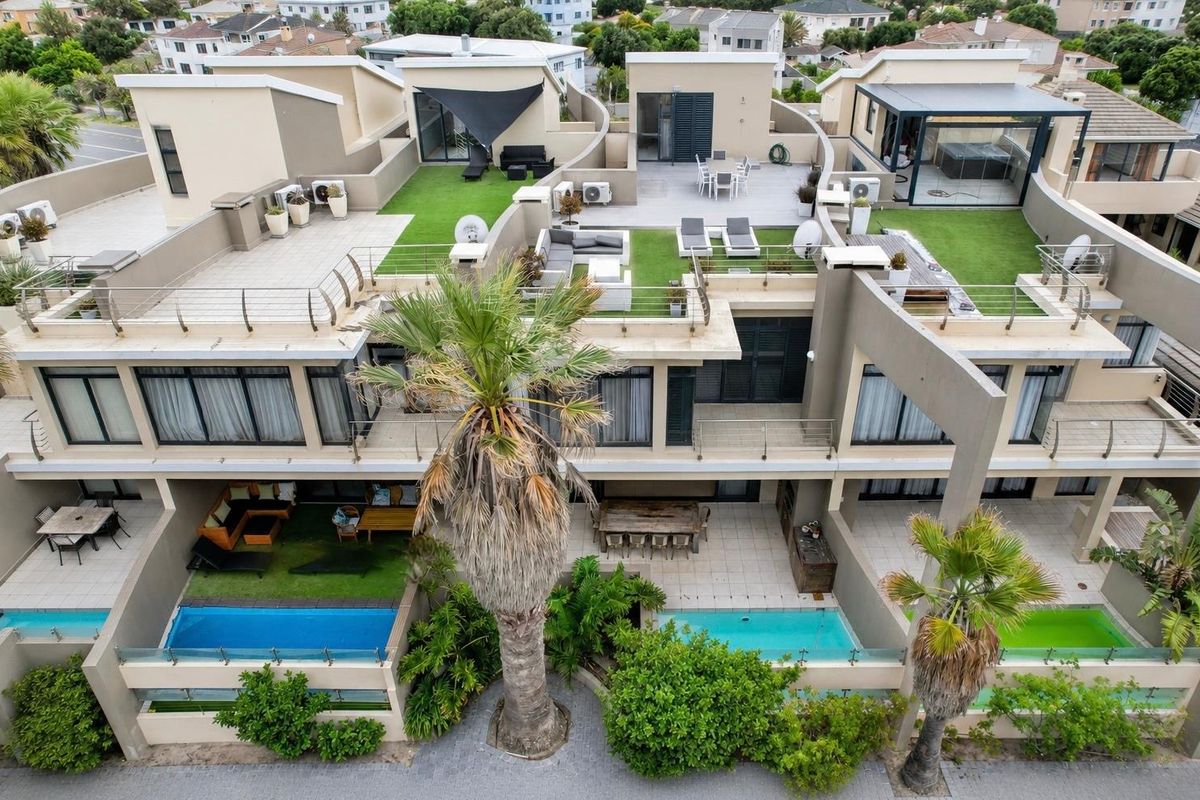 Three-Storey Home in Gated Complex at the Beach - Photo 2