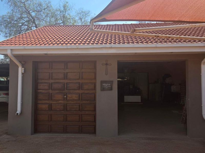 Family home with separate Flatlet in Brackendowns - Photo 2