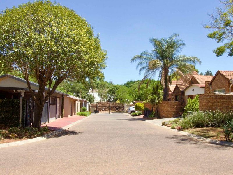 Pet Friendly First Floor Corner Unit. - Photo 4