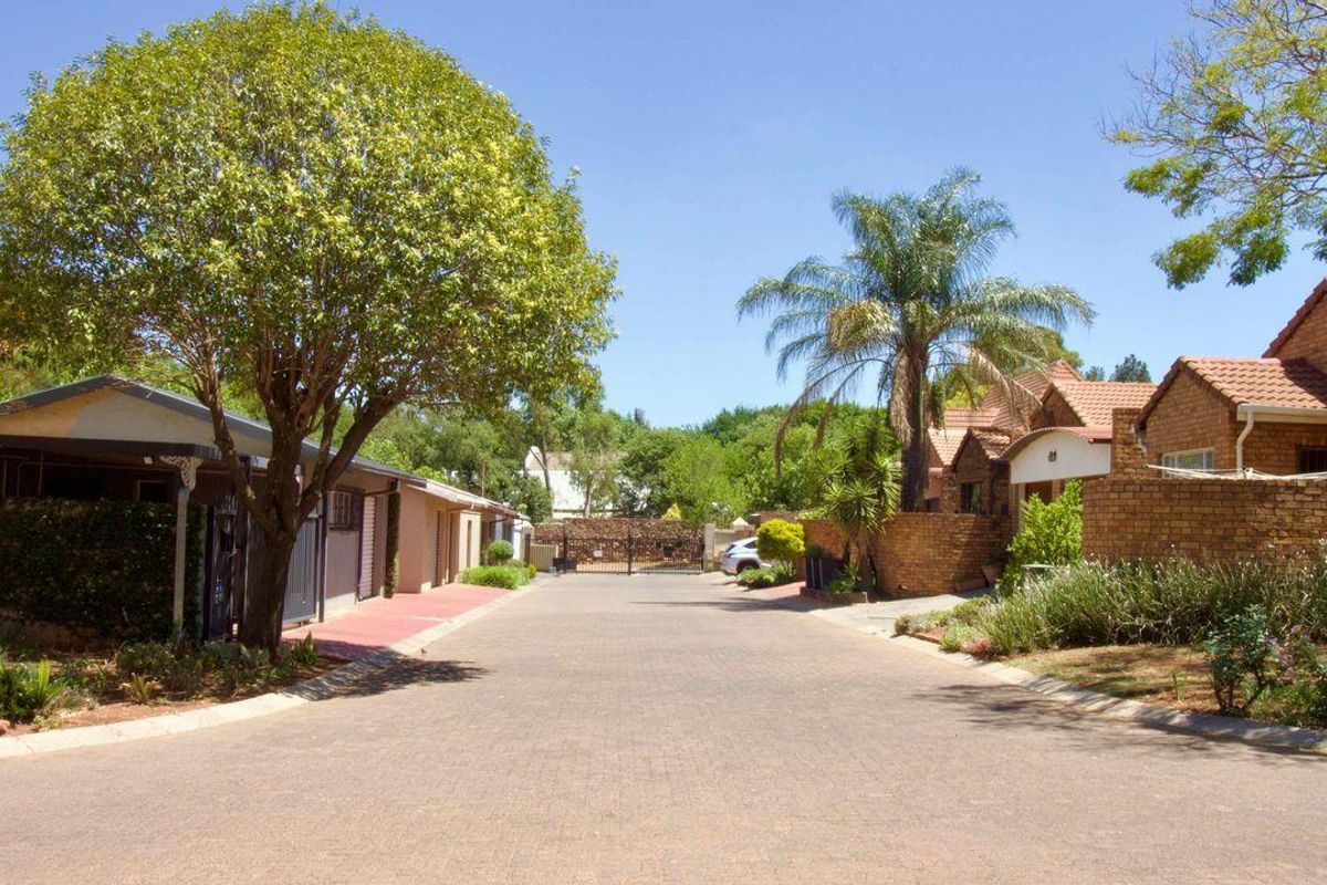 Pet Friendly First Floor Corner Unit. - Photo 4