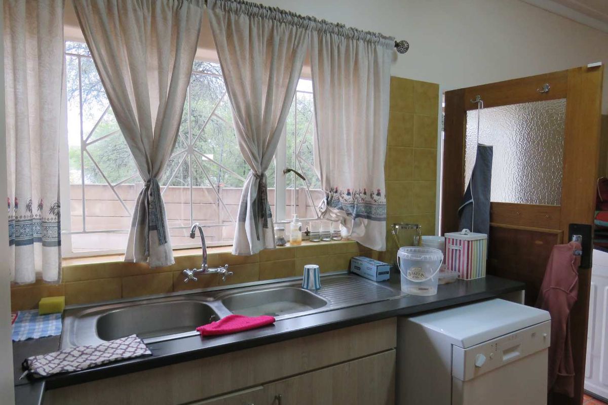 Ideal Family Haven: Spacious Home, Flat & Large Garage - Photo 4