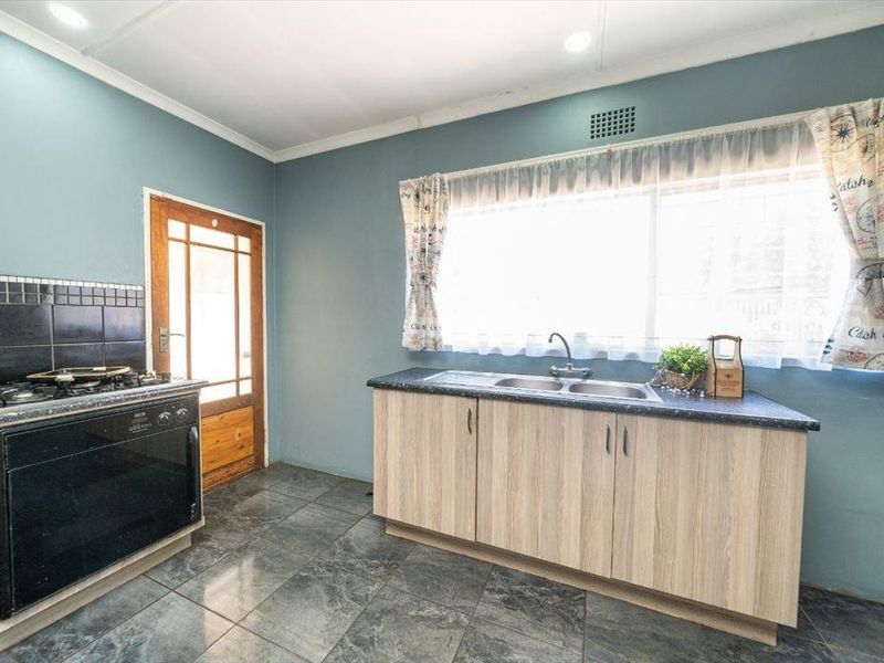 Well maintained family home in semi-enclosed area - Photo 8