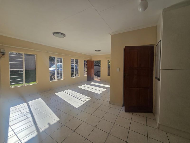SPACIOUS FREESTANDING FAMILY HOME TO RENT IN BREAUNANDA - Photo 6