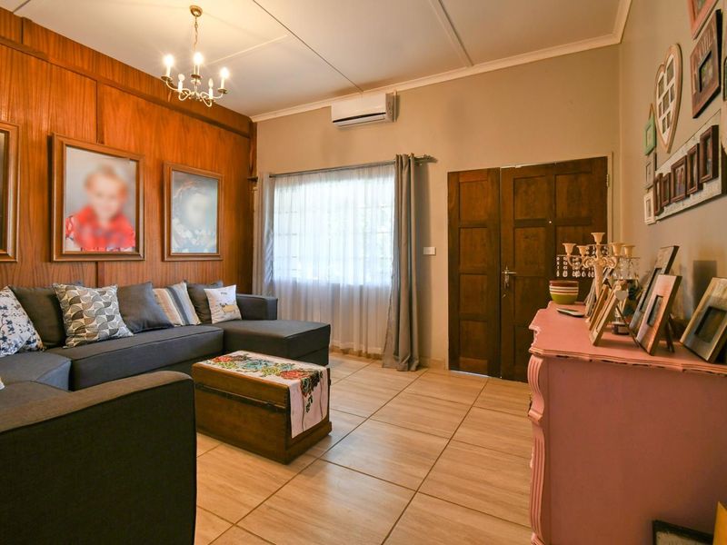 Outjo:  HUGE home WITH A LOT ON OFFER - Photo 2