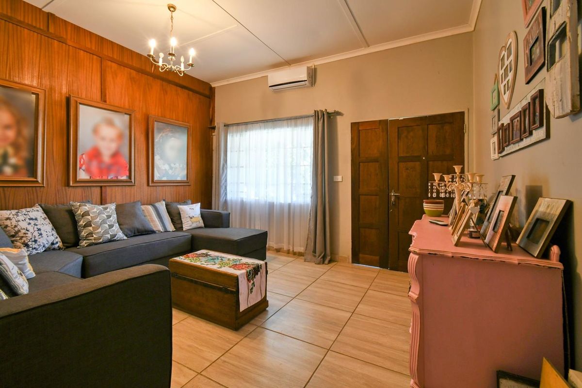 Outjo:  HUGE home WITH A LOT ON OFFER - Photo 2