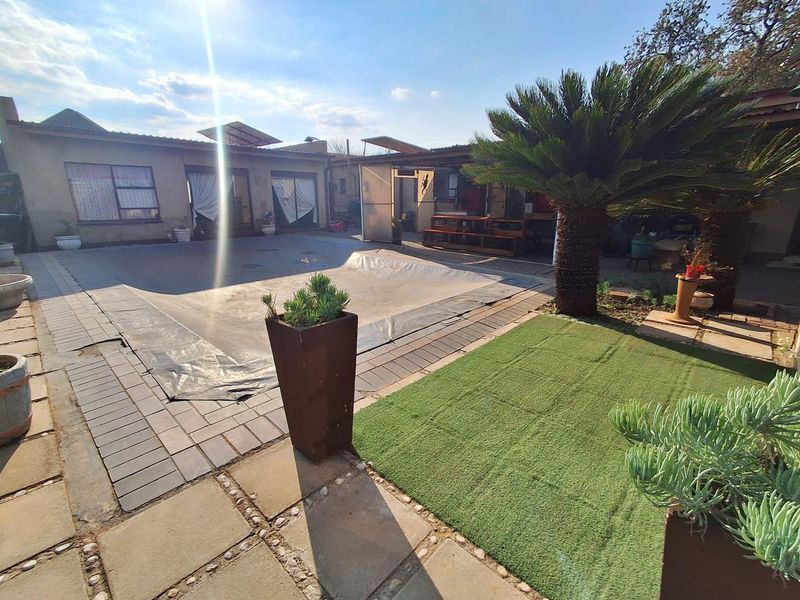 Priced to Sell - Family Home in Prestigious Golf Park - Photo 2