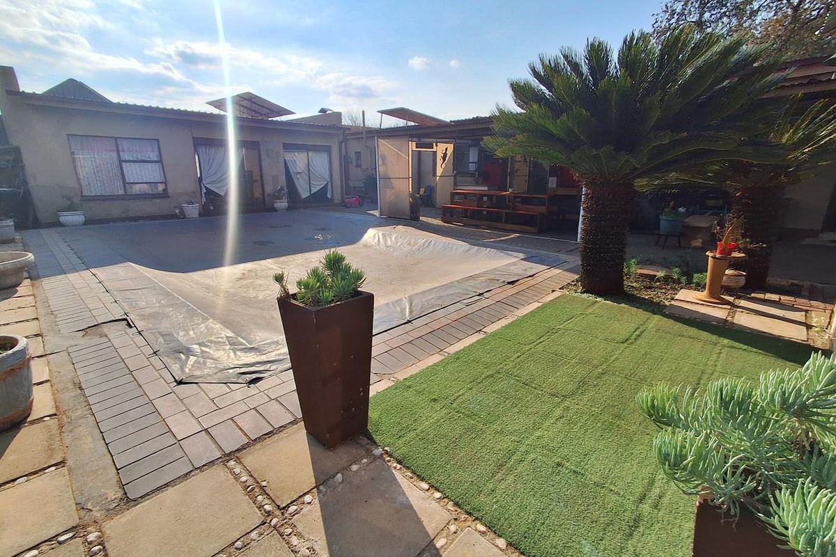 Priced to Sell - Family Home in Prestigious Golf Park - Photo 2