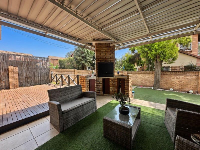 GORGEOUS PRIVATE AND SECURE HOME IN PEMBROOK FOR RENT - Photo 4