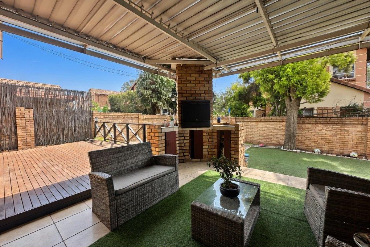 GORGEOUS PRIVATE AND SECURE HOME IN PEMBROOK FOR RENT - Photo 4