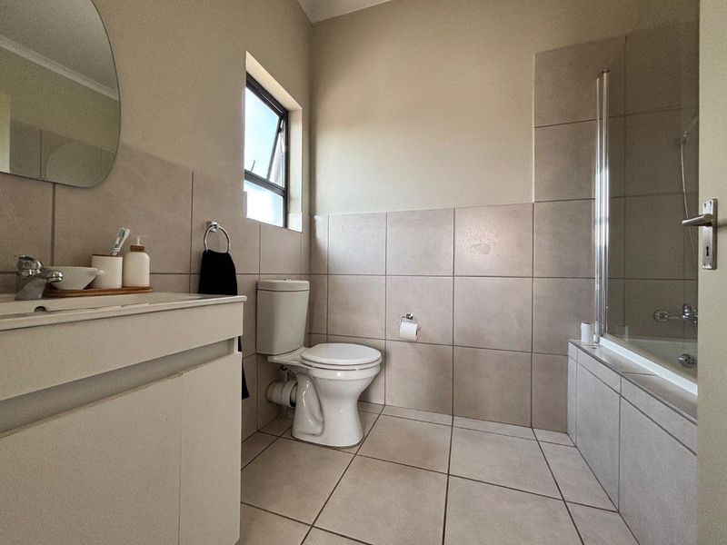 Modern 2-Bedroom, 2-Bathroom Second-Floor Apartment - Stylish, Spacious & Move-In Ready! - Photo 10
