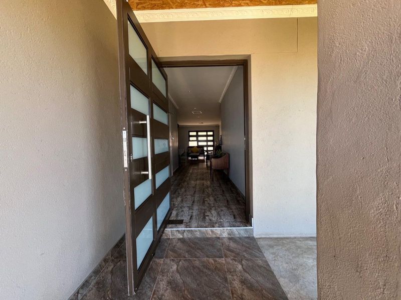 Spacious 5 Bedroom Home with Flat & 270° Wrap-Around Stoep for Sale in Veddersdal – N$1.9 Million - Photo 8