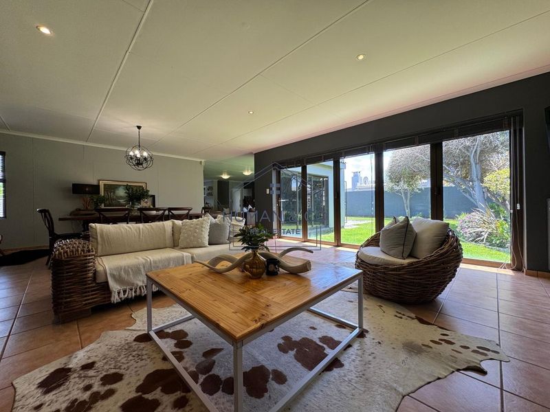 Hidden Gem in Fairway Estate: A Cozy Family Home - Photo 6