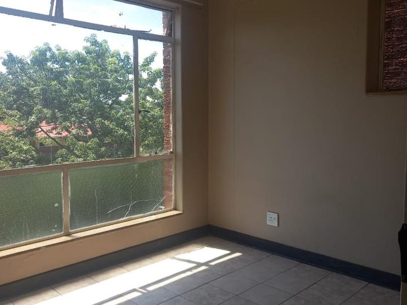 Secure, Spacious 3.5-Bed Arcadia Gem: Prime Location & Beautiful Views! - Photo 9