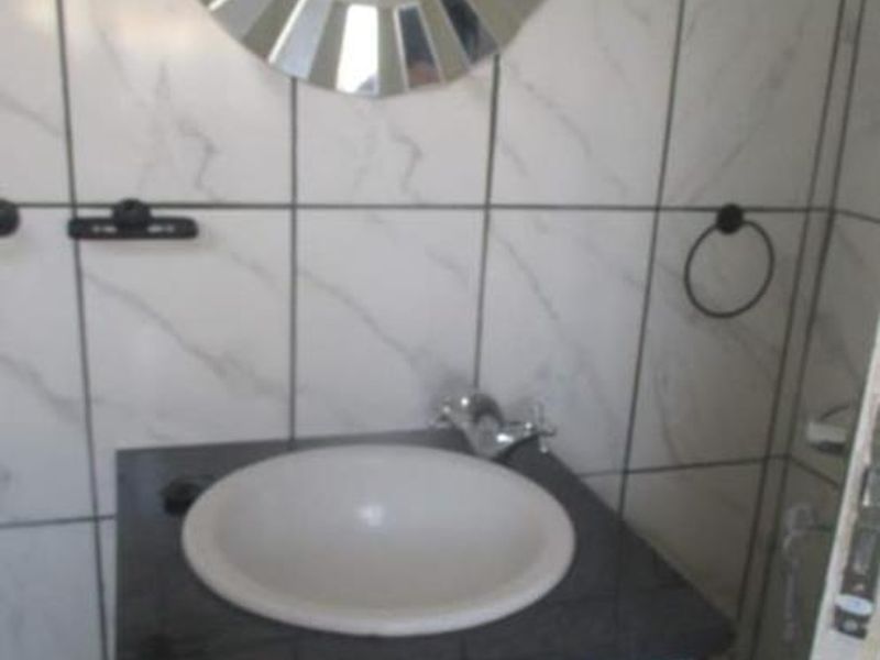 A bachelor unit to rent - Photo 3