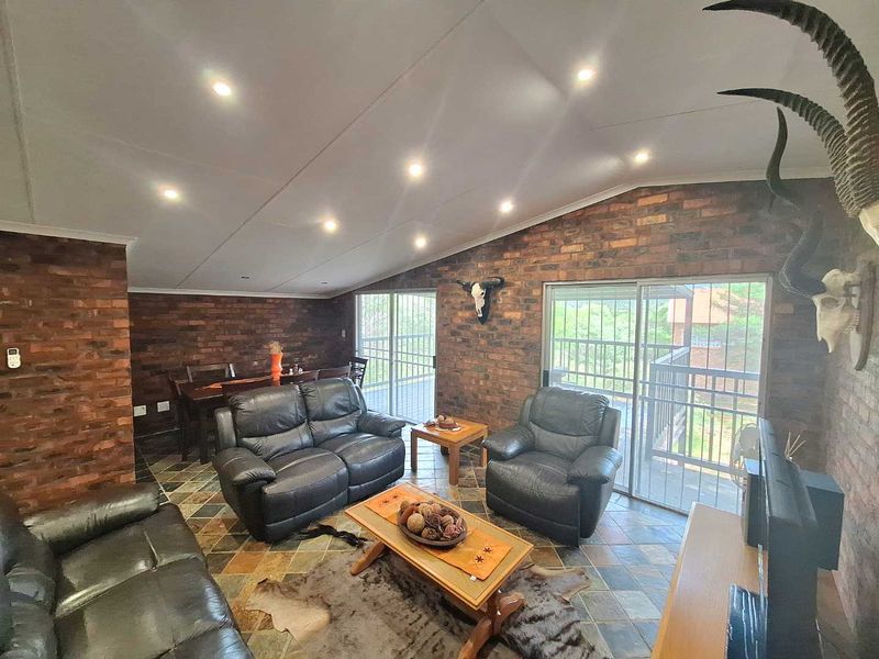 Stunning 6-Bedroom Property with Spectacular Views - Photo 4