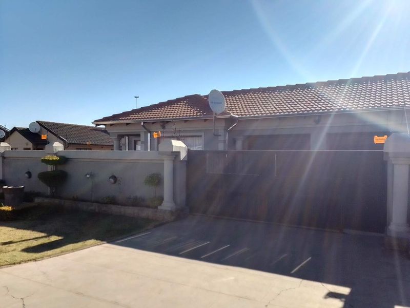 Modern 3 Bedroom Family Home in a Secure Enclosed Area - Photo 1