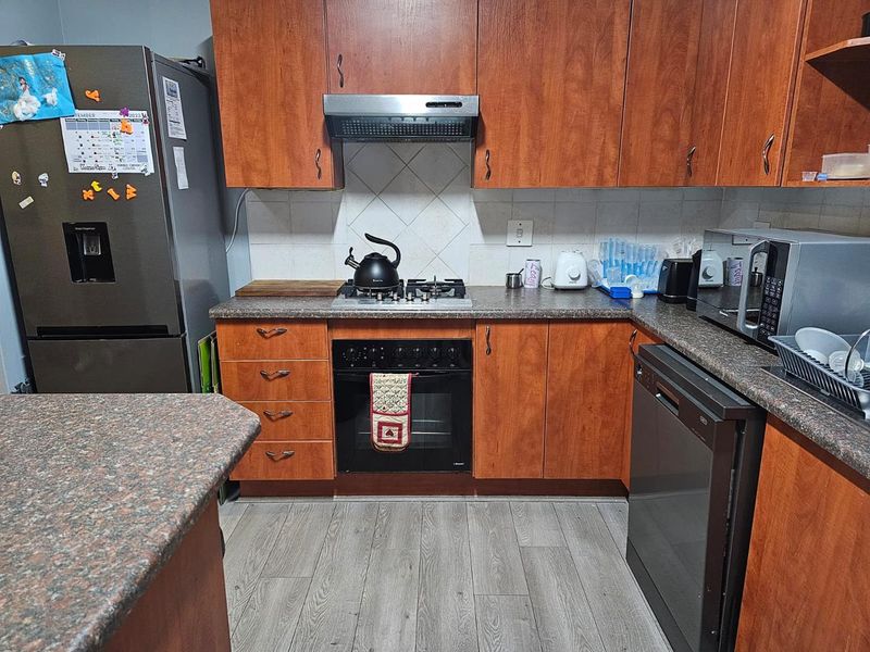 Spacious 3-bedroom Lock-up and Go apartment with Scenic Views. - Photo 5