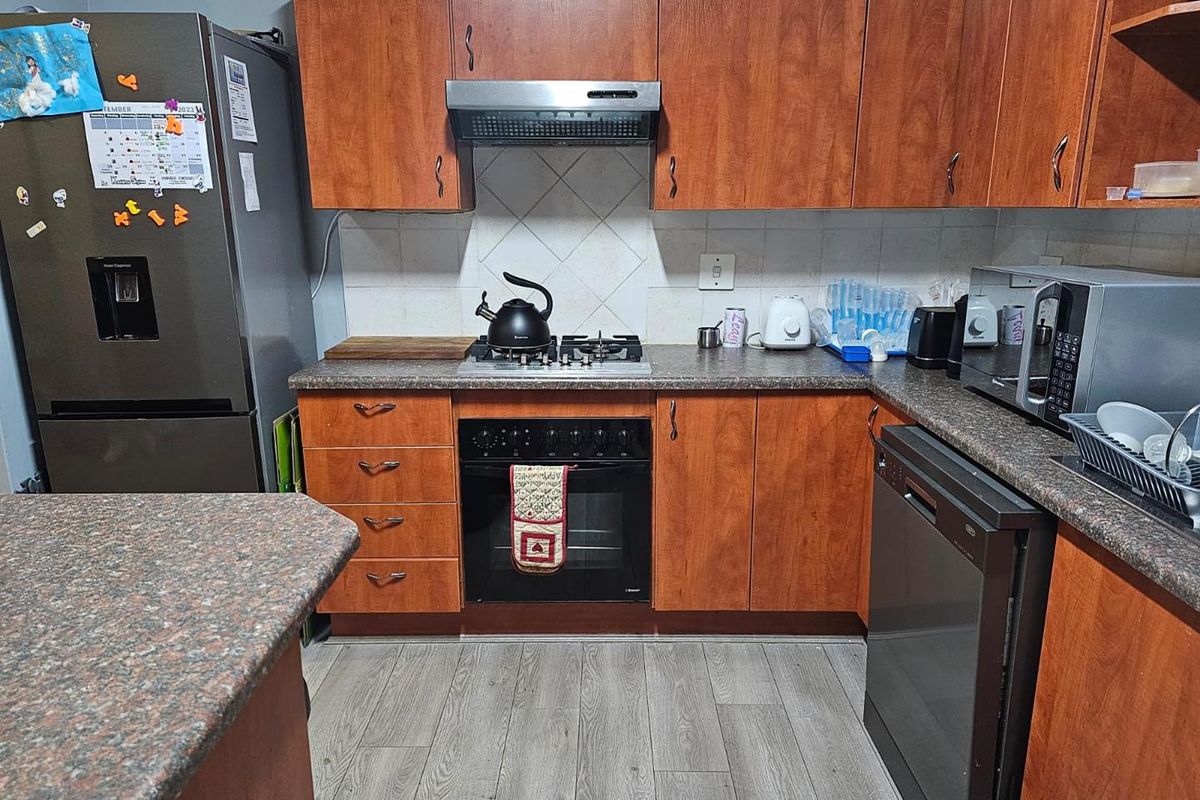 Spacious 3-bedroom Lock-up and Go apartment with Scenic Views. - Photo 5