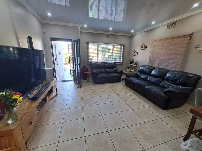 Beautiful 3-Bedroom Home with 2 Garden Cottages in Prime Escombe Location - Photo 5