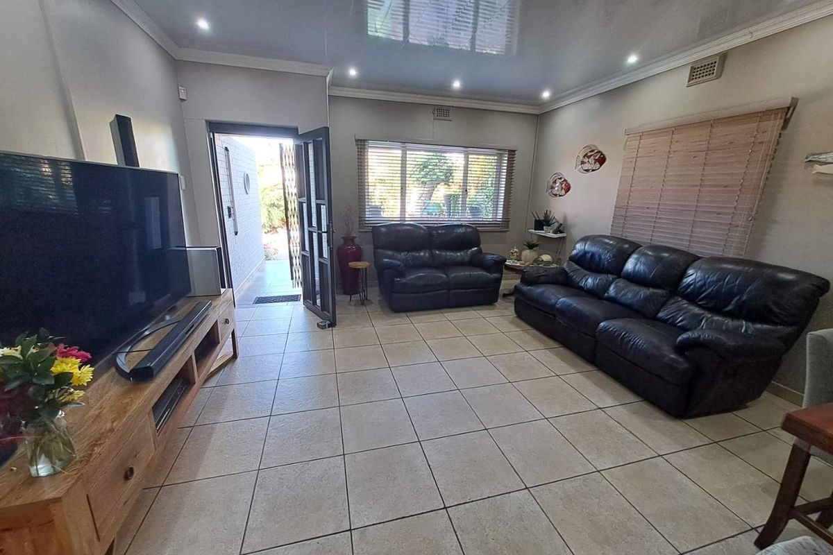 Beautiful 3-Bedroom Home with 2 Garden Cottages in Prime Escombe Location - Photo 5