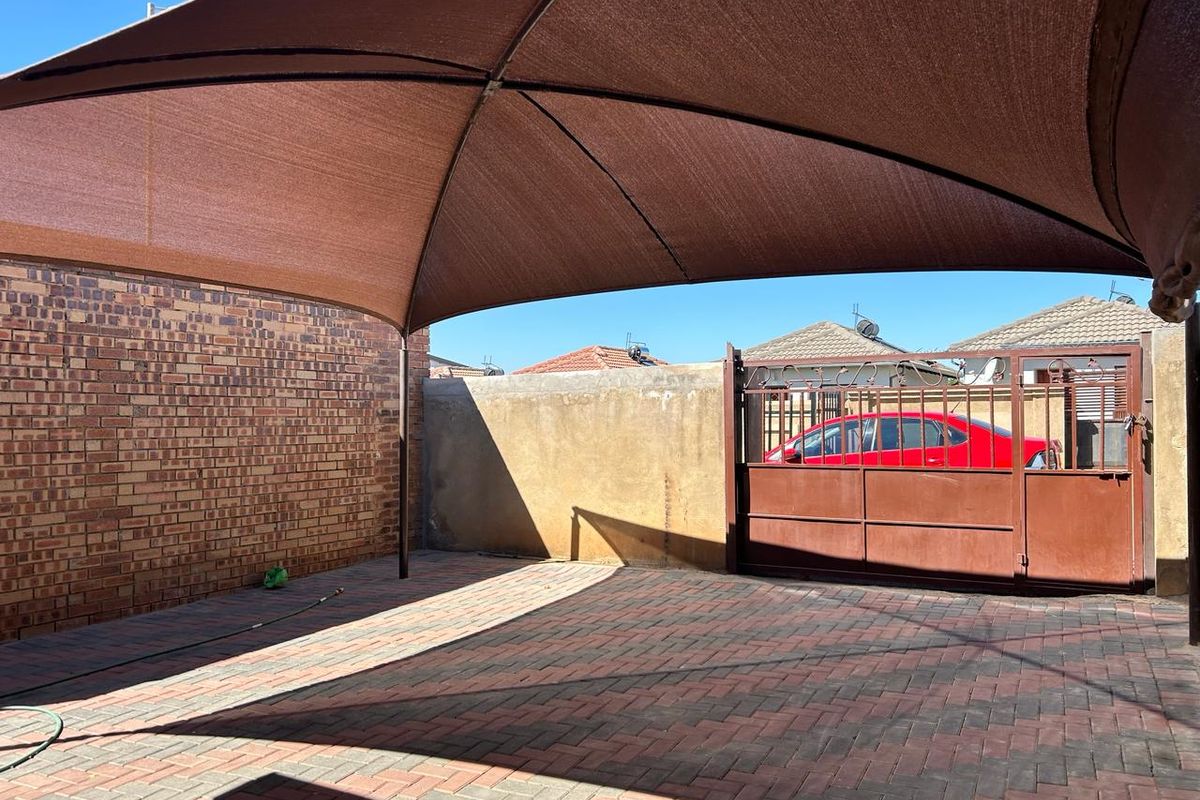 Clayville R 820 000- Neat House for Sale !! - Photo 2