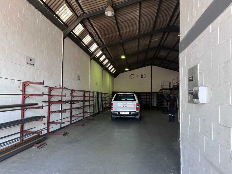 Prime Montague Gardens Warehouses: Spacious & Versatile - Photo 2