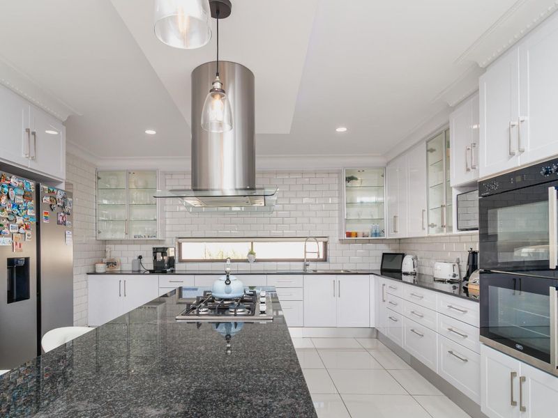 Elegant 3-Bedroom Home with Modern Finishes & Exceptional Features to Rent - Photo 3