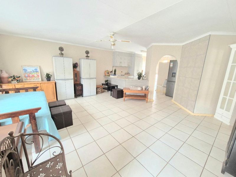 Elegant, bright townhouse with fantastic location - Photo 2