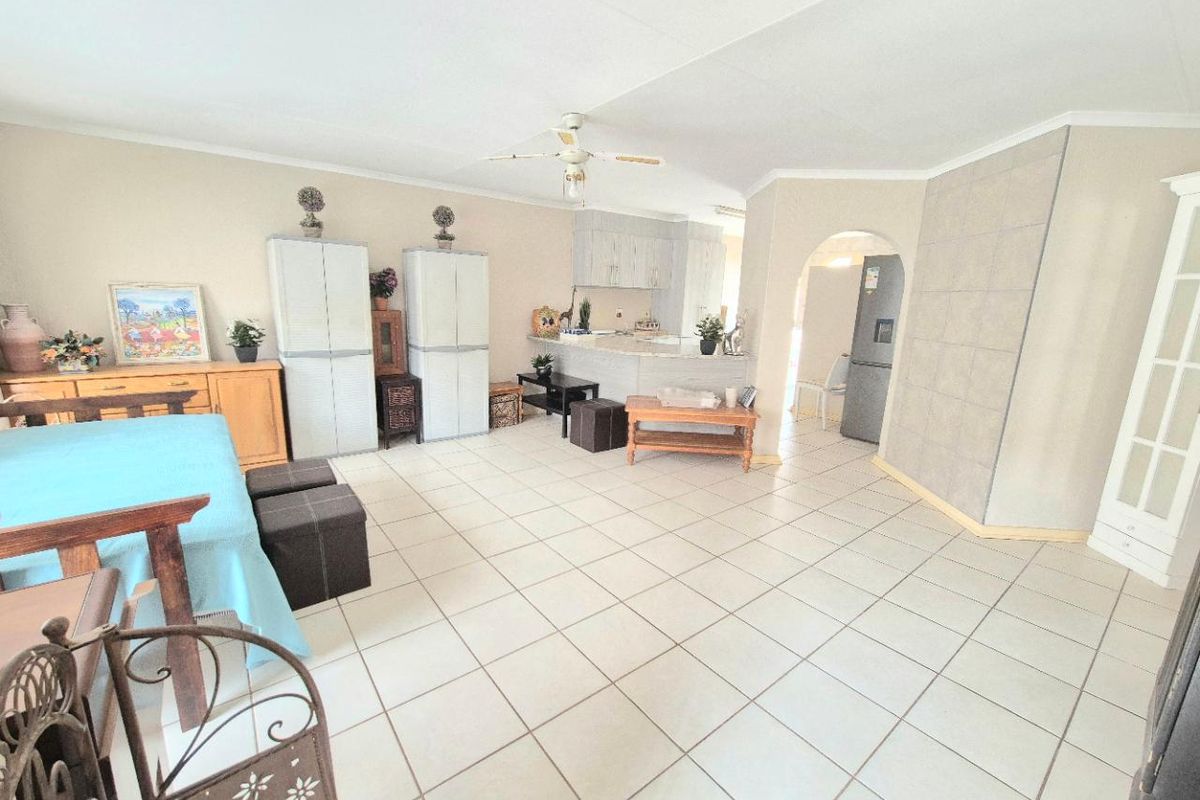 Elegant, bright townhouse with fantastic location - Photo 2