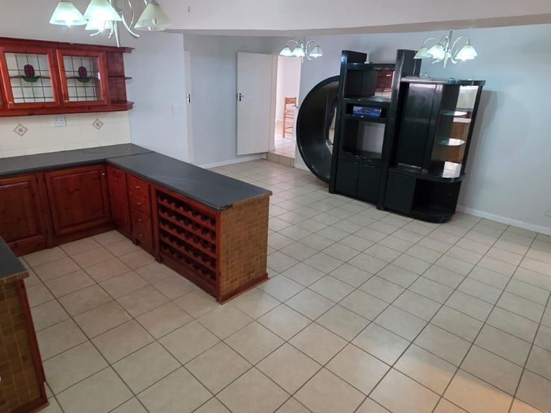 Exceptional 6-Bedroom Family Home with Outstanding Entertainment Space in Noordheuwel - Photo 9