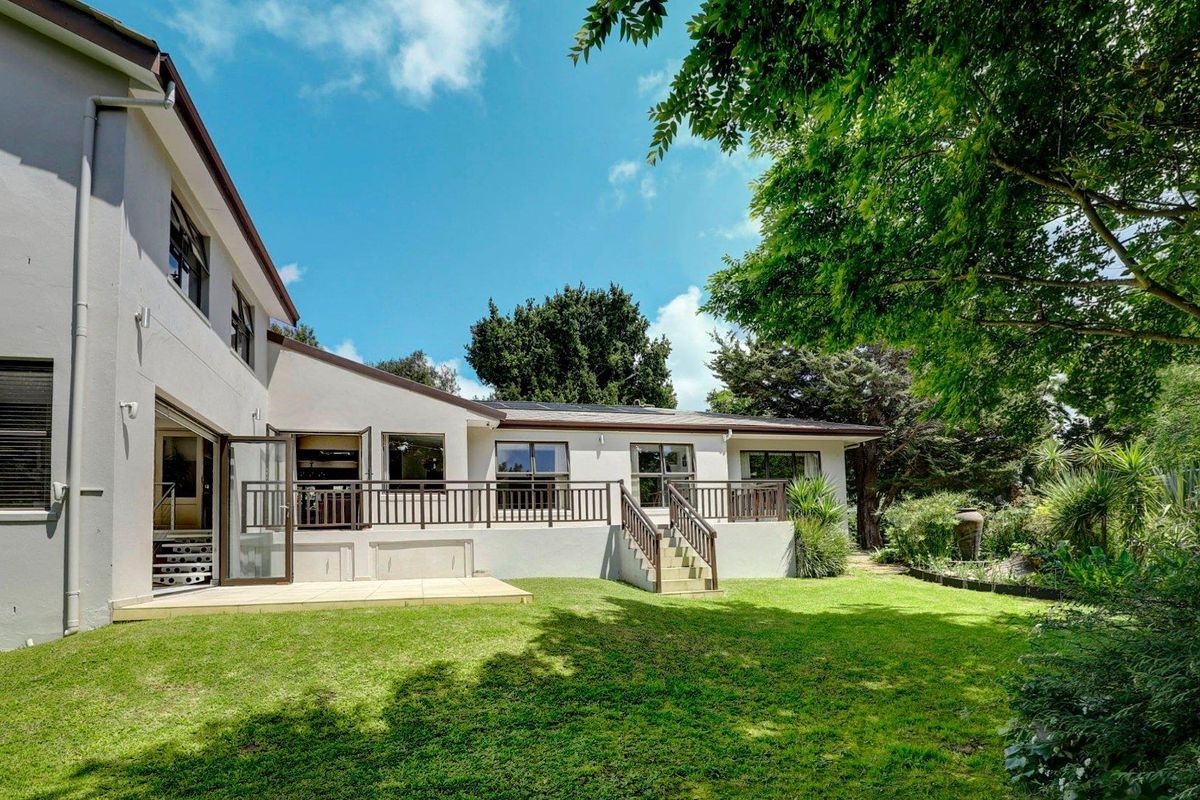 Spacious 4 Bed Family Home in Mature Garden – Walk to School! - Photo 2