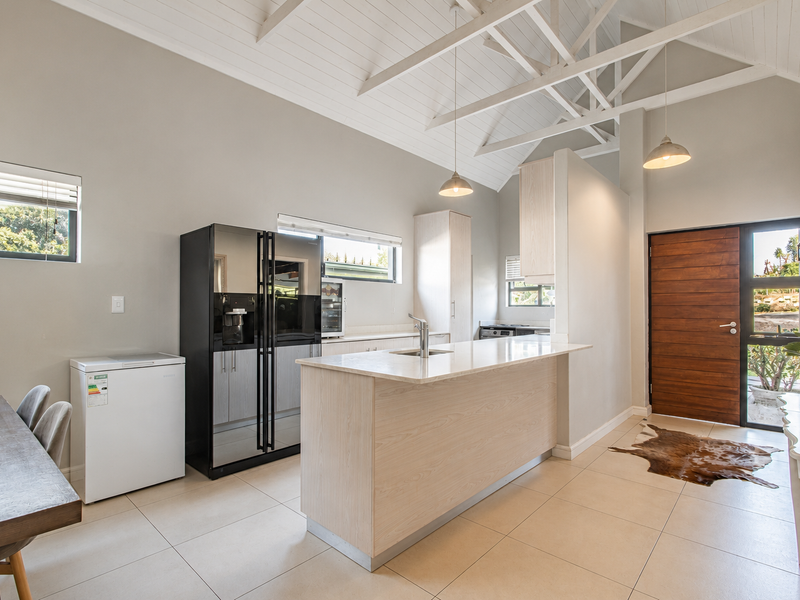 Modern Lock-up-and-go in 24 hr Secure Estate - Photo 5