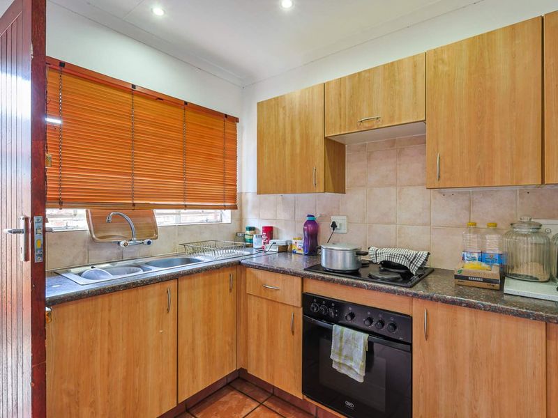 Charming 2 Bedroom Townhouse in Secure Complex – Ideal for Homeowners & Investors Alike - Photo 10