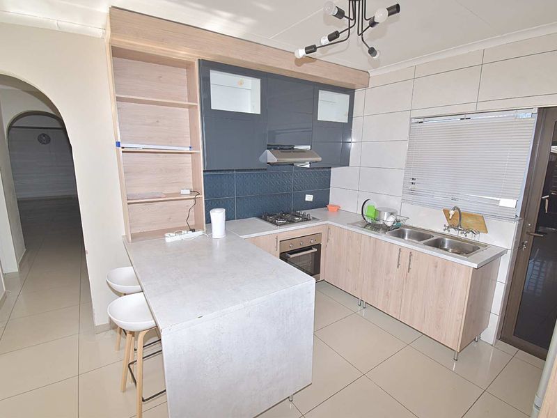 Beautiful modern home with a Cottage. - Photo 9