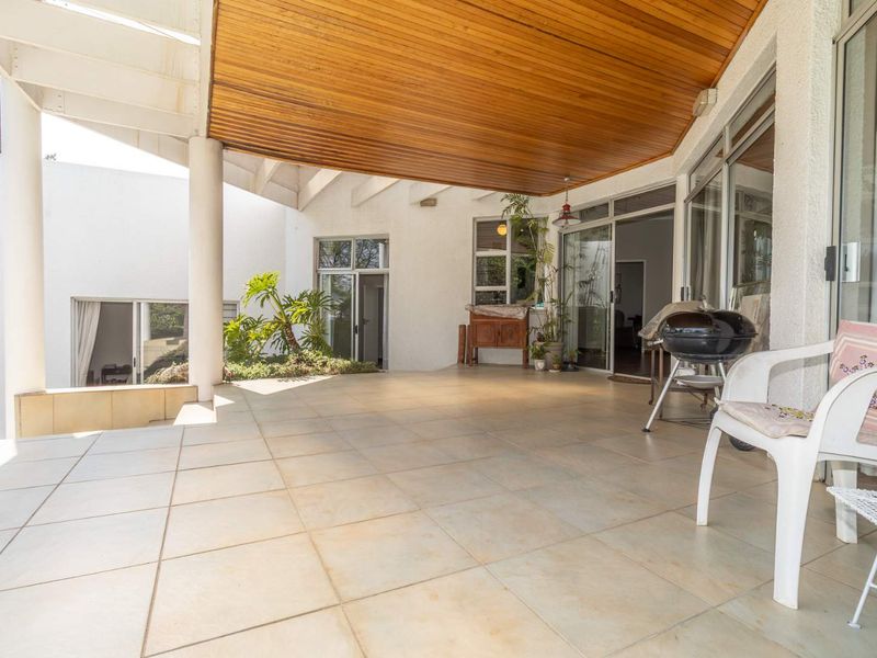 Delightful 3 Bed Family Home within walking distance to St Stithians College - Photo 10