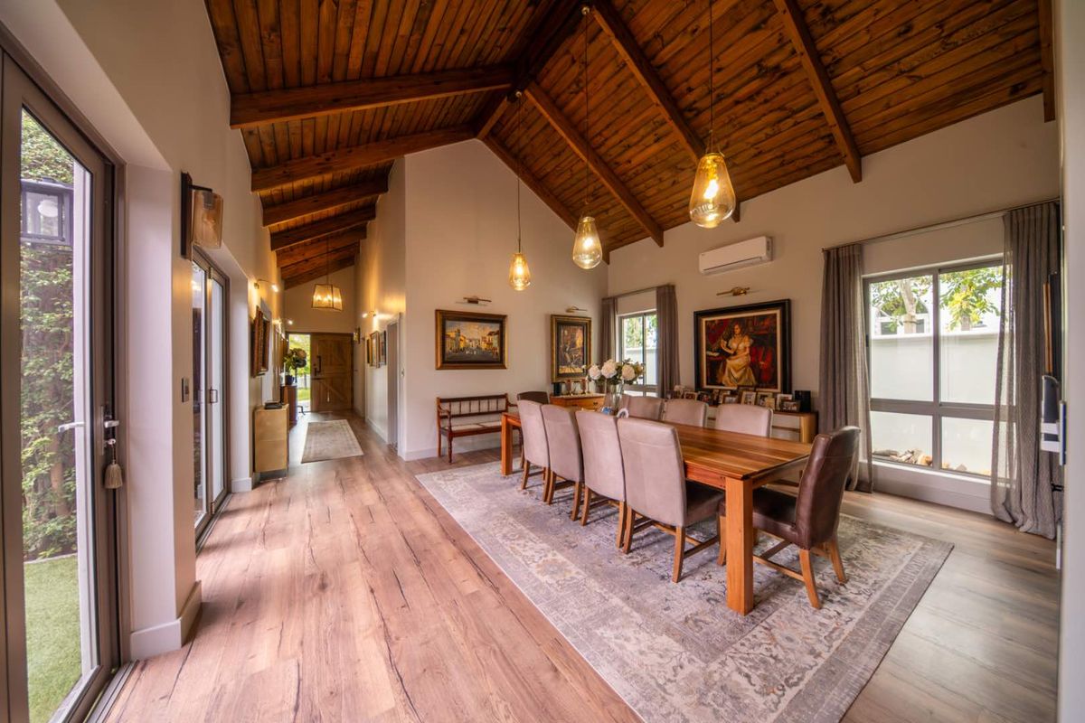 Elegant Family Home in Secure Paarl Winelands Estate - Photo 2