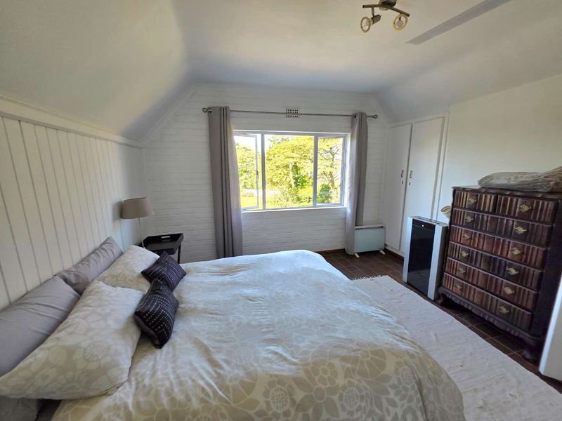 Spacious, 4 Bedroom Home with Separate Granny Flat and pool. **Exceptional Income Potential - Photo 10