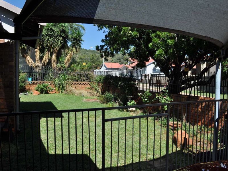 Spacious 3 bedroom duplex with wrap around garden - Photo 10