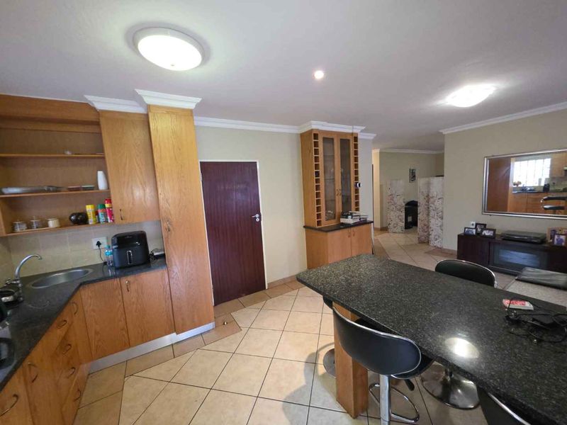 Magnificent, spacious, modern 4 Bedroom, Study, 3,5 Bathroom House to Rent in popular The Wilds Estate. Ideal for the Executive or an Embassy. - Photo 2