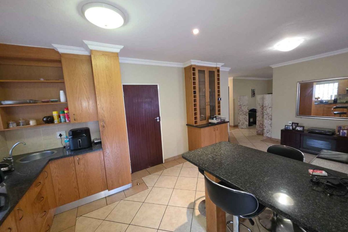 Magnificent, spacious, modern 4 Bedroom, Study, 3,5 Bathroom House to Rent in popular The Wilds Estate. Ideal for the Executive or an Embassy. - Photo 2