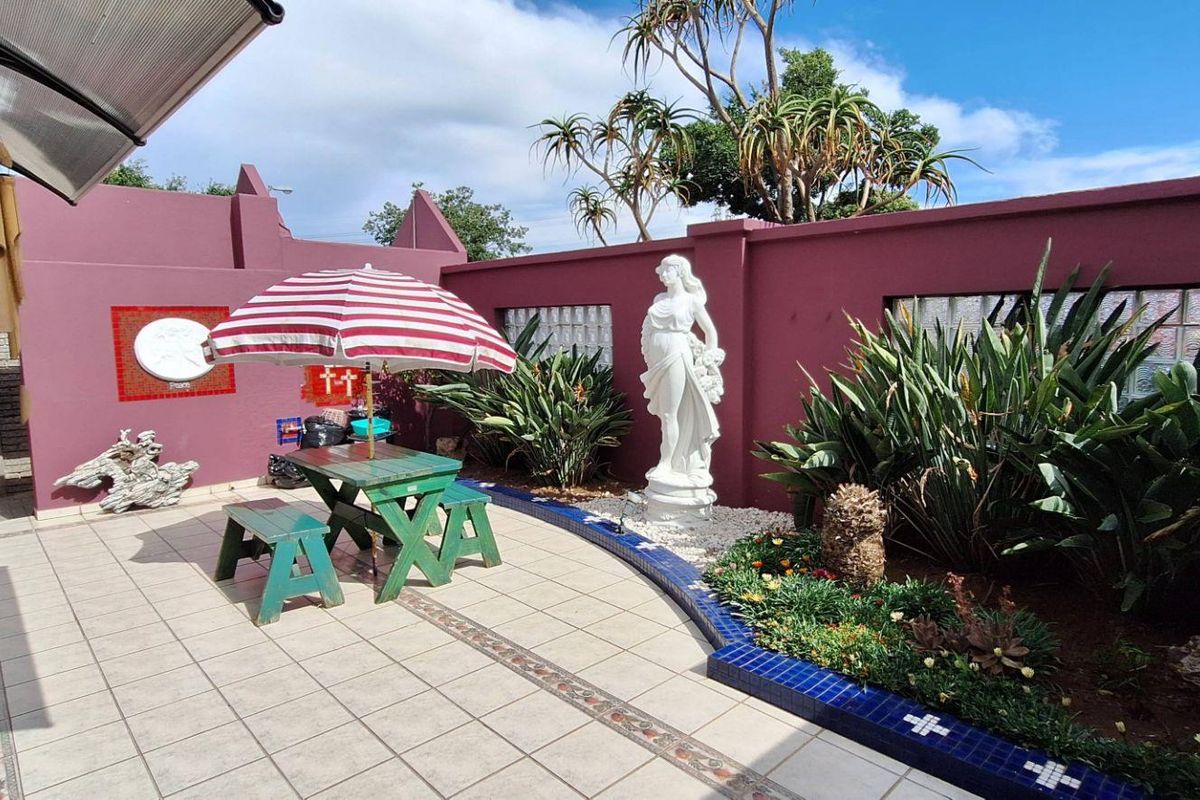 Discover Elegance - Unique 4-Bedroom Home Awaits You! - Photo 4